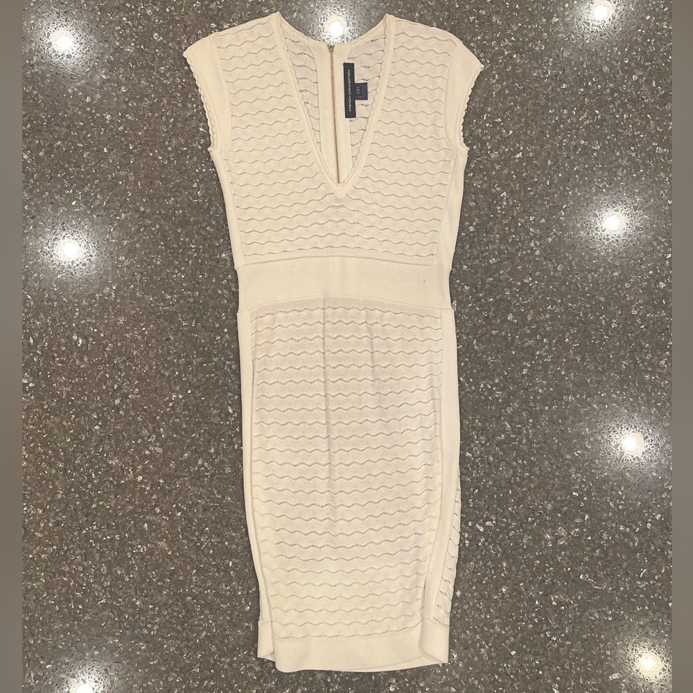 Beautiful detail with stretch. Comfortable and in like new condition!